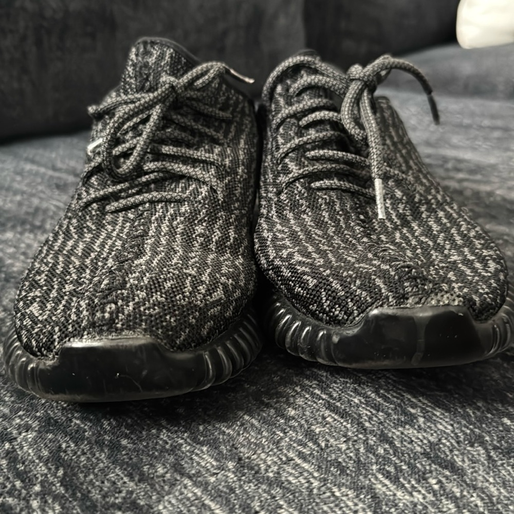 Adidas men’s Yeezy Boost 350
Pirate Black